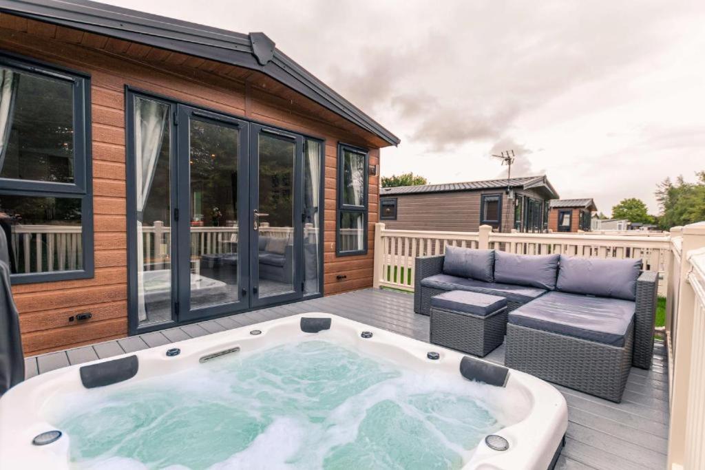 The Serenity Lodge With Hot Tub York Exterior foto