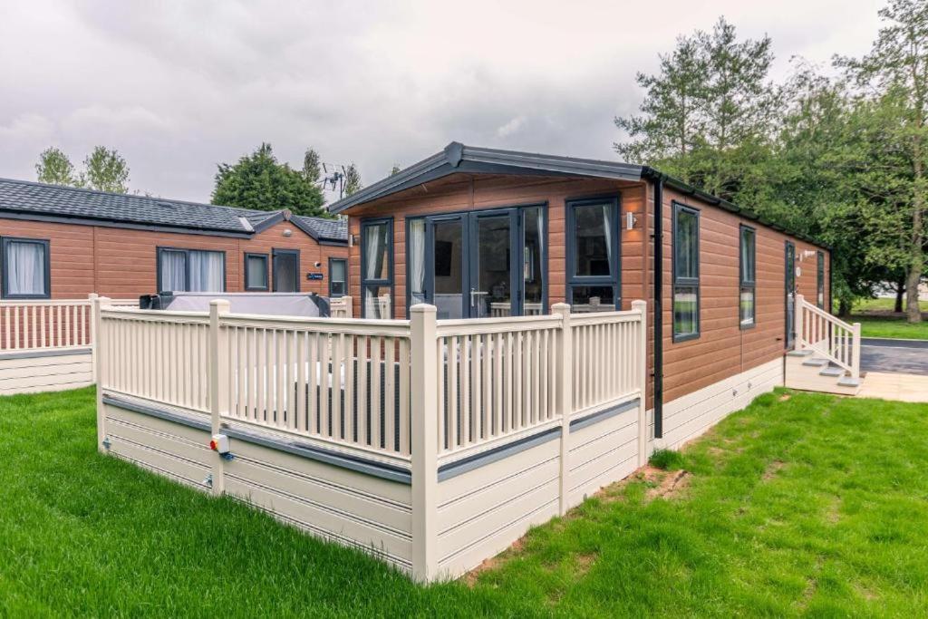 The Serenity Lodge With Hot Tub York Exterior foto